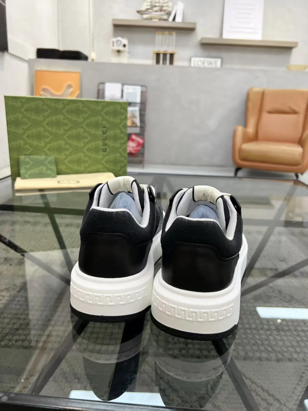 P440 new men's shoes GUCCI [Lightning] latest shoes are shipped. Original quality, fashionable, made of special materials, sheepskin lining, brand new packaging. The foot feels super comfortable and the workmanship is impeccable. Size: 38-45